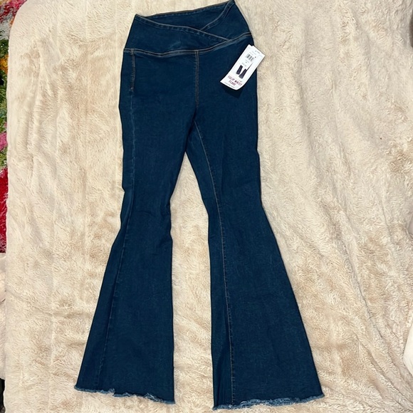 Size Medium: Vanilla Star Women's Juniors Tulip Waist Flare Jean - Picture 2 of 6